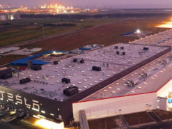 Tesla обязывает всех сотрудников носить маски