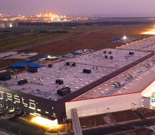 Tesla обязывает всех сотрудников носить маски