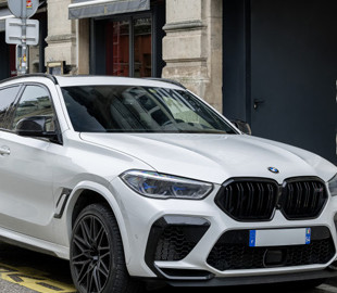 BMW через дефіцит чіпів почав продавати авто без популярних систем