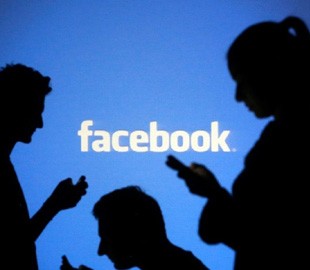 Скучающая в клубе девушка стала новым мемом