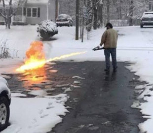 Американец огнеметом почистил дорогу от снега