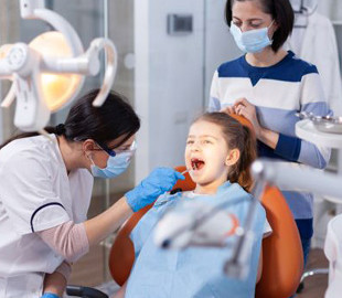 В Україні дітям безкоштовно можуть полікувати зуби: що потрібно знати