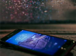 Розмова телефоном під час грози — чи може вразити блискавка