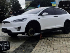 Відповідь Ілону Маску: у Києві серед розбитої російської техніки залишили Tesla (фото)