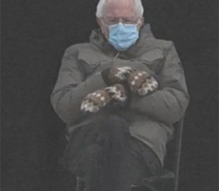 Берни Сандерс выпустил свитшоты с мемом с инаугурации