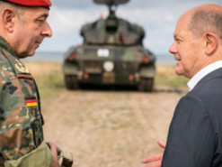 Шольц відвідав солдатів ЗСУ, які навчаються у Німеччині