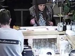 На Подоле женщины за секунды украли MacBook и прославились на весь Интернет