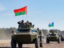 Літаки, вертольоти та бронемашини: у Білорусі помічено серйозну військову активність