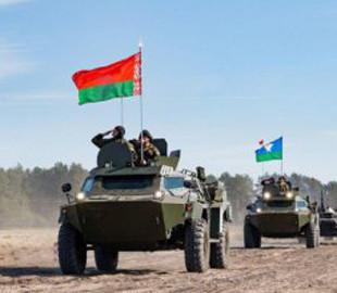 Літаки, вертольоти та бронемашини: у Білорусі помічено серйозну військову активність