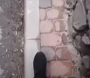 В окупованій Ялті з'явився тротуар для дуже худих пішоходів