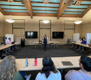 Может у студентов чему-то научитесь: в сети шутят над карьерой в США экс-премьера Украины