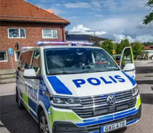 У Швеції поліція перевіряє онлайн-мережі після вбивства дівчини внаслідок нападу з мечем у школі