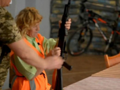 Рвется в бой: пенсионерка из Кривого Рога учится стрелять и чистить оружие, чтобы помогать ВСУ