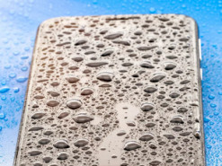 Телефон впав у воду: чіткі інструкції експертів, як його врятувати