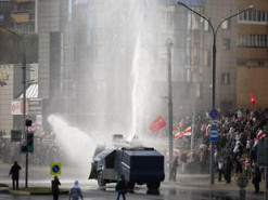 Лукашенко попал на меткую карикатуру из-за применения водометов в Минске