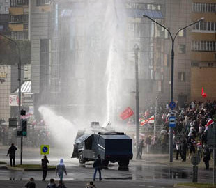 Лукашенко попал на меткую карикатуру из-за применения водометов в Минске