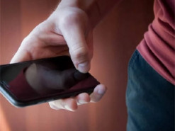 Украинцам рассказали, можно ли носить смартфон в кармане брюк