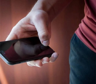 Украинцам рассказали, можно ли носить смартфон в кармане брюк