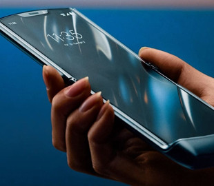 Выход новой версии гибкого смартфона Motorola может быть отложен до 2021 года