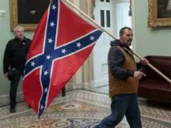 ФБР арестовало мужчину, которого видели с флагом Конфедерации во время беспорядков в Капитолии