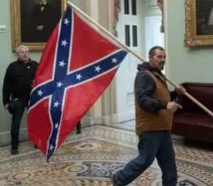 ФБР арестовало мужчину, которого видели с флагом Конфедерации во время беспорядков в Капитолии