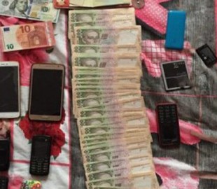 Госслужащий организовал сервис интимных услуг