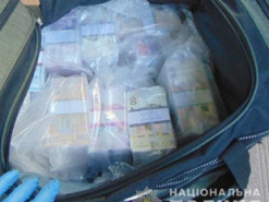 Сувениры на миллион: в Киеве поймали мошенника, который обменивал доллары на фальшивые гривни