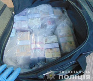 Сувениры на миллион: в Киеве поймали мошенника, который обменивал доллары на фальшивые гривни