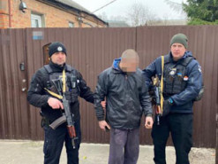 У Харкові в рецидивіста вилучили наркотики та цілий арсенал зброї