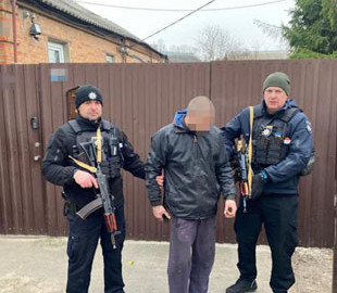 У Харкові в рецидивіста вилучили наркотики та цілий арсенал зброї