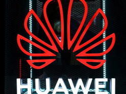 Huawei запатентовала смартфон с подэкранной и крестообразной камерами