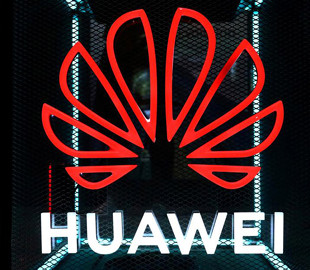 Huawei запатентовала смартфон с подэкранной и крестообразной камерами