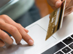 Шахраї «полюють» на банківські картки українців, обіцяючи соцвиплати