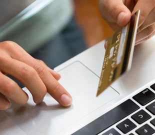 Шахраї «полюють» на банківські картки українців, обіцяючи соцвиплати