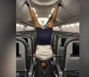 Стюардесса провернула в самолете забавный трюк и стала звездой Сети