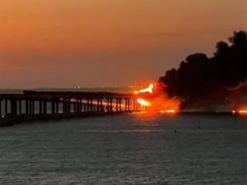 Рух Кримським мостом повністю зупинений, на АЗС півострова - величезні черги