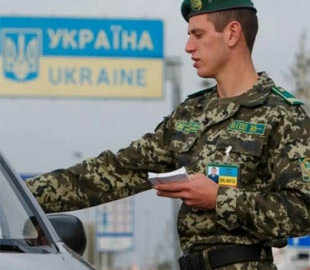 Виїзд чоловіків за кордон: міністр пояснила, коли запрацює "єВідрядження"