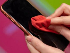 Чому екран смартфона не можна протирати спиртовими та паперовими серветками