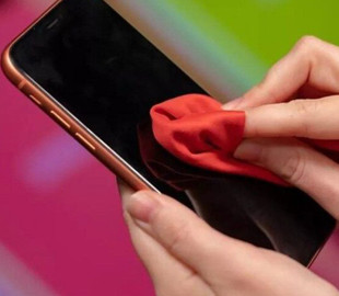 Чому екран смартфона не можна протирати спиртовими та паперовими серветками