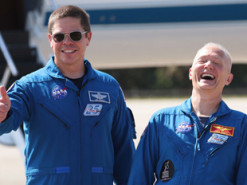 Астронавт сделал фото с МКС и показал границу дня и ночи. Конспирологи тут же "уличили" его во лжи