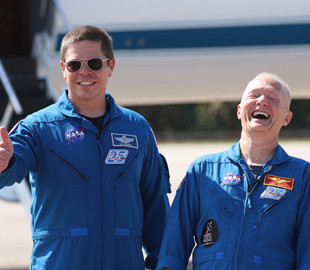 Астронавт сделал фото с МКС и показал границу дня и ночи. Конспирологи тут же "уличили" его во лжи