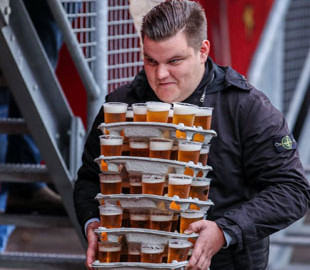 Болельщик стал героем сети, принеся на стадион за один раз 48 бокалов пива