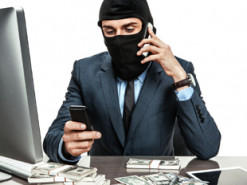 Мошенники воруют данные украинцев с телефонов и создают фейковые переводы: как работают схемы