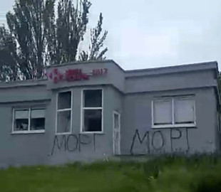 Тепер тут морг: журналіст поділився показовим фото "російського світу" в Маріуполі