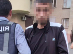 Склад зброї, боєприпасів та наркотиків: у Києві затримали зловмисників