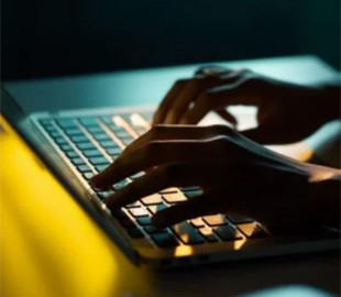 Хотів зекономити, а втратив 66 тисяч: як пенсіонер з Хмельниччини потрапив у пастку шахраїв