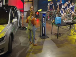 Электромобиль Tesla попытались зарядить с помощью велосипеда