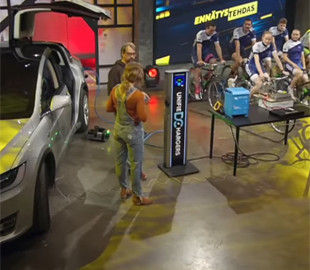 Электромобиль Tesla попытались зарядить с помощью велосипеда