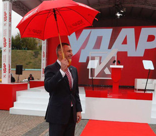 Кличко потроллил Верещук красным зонтиком