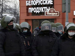 «Белорусские продукты»: фото российского ОМОНа в Екатеринбурге стало вирусным в Сети